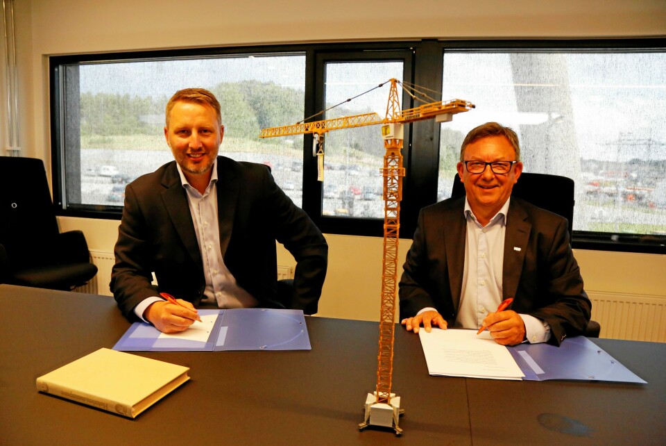 KONTRAKT: Her signeres avtalen mellom Vemund Bye Garnås i BAS (t.v.) og Jostein Stormo i UCO. Foto: Klaus Eriksen