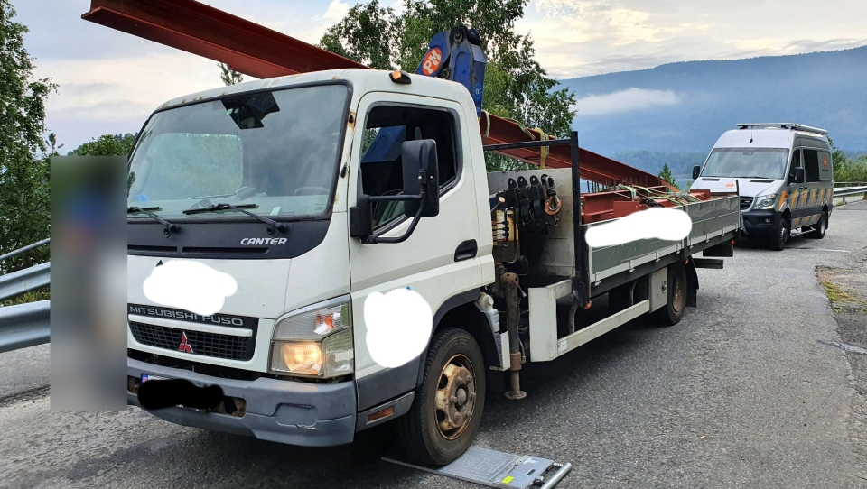 Det var mye som var galt da denne lille lastebilen med en stålbjelke på taket ble stoppet av Statens vegvesen.
