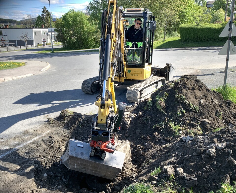 SELVHJULPET: Samtidig som Ronny Østlund graver for å skifte en dårlig kum, har han med alt utstyret som trengs på jobben i skuffen på motsatt side av graveren. Cat 304.5 XTC-maskinen til Jørgen W. Cappelen AS med skuffe var den eneste av sitt slag i Europa.
