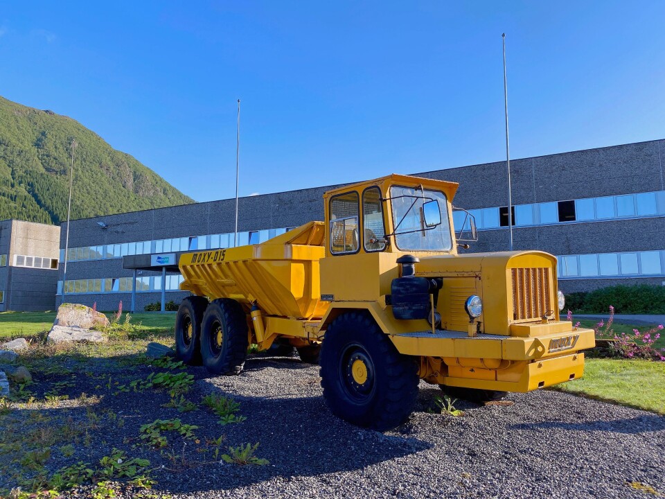 GAMMEL ÅRGANG: Foran fabrikken står den nest første dumperen Moxy, nå Doosan, produserte. Trykk på bildet for større versjon.