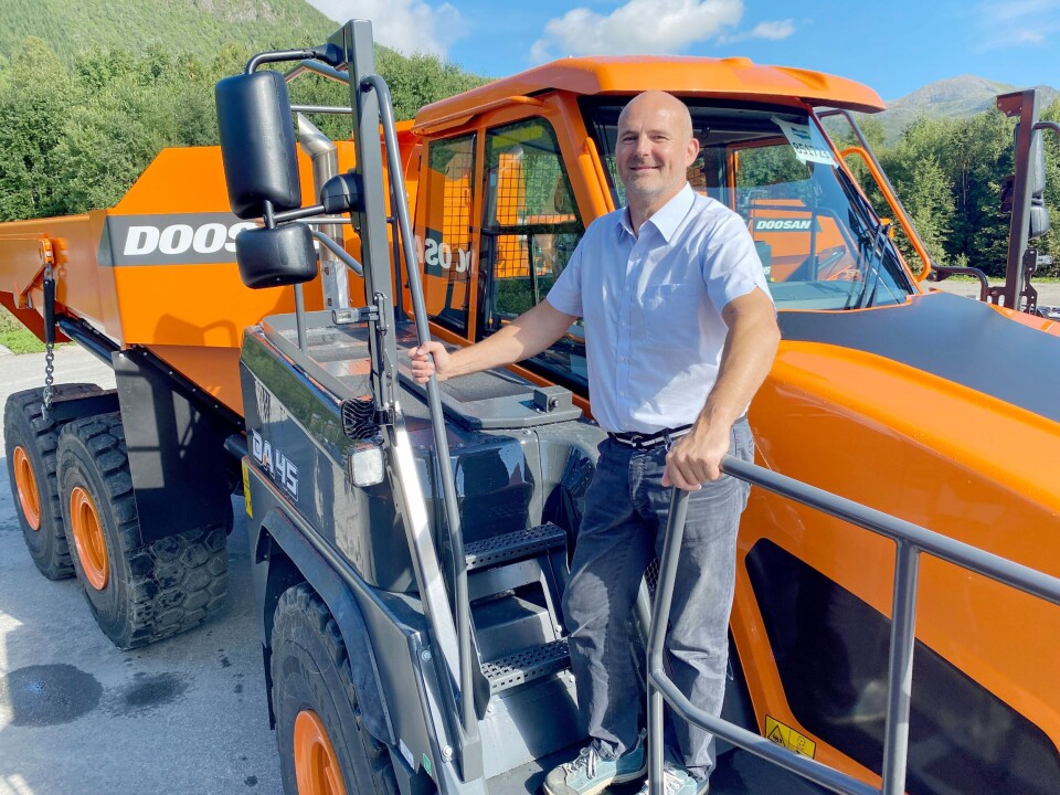 STOLT: Jan Roger Lindseth fra Doosan Infracore Norway er stolt over industrieventyret i Elnesvågen. STOLT: Jan Roger Lindseth fra Doosan Infracore Norway er stolt over industrieventyret i Elnesvågen.