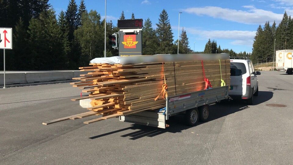 Bruksforbud på tilhengeren. Trelasten ble lastet over på flere andre tilhengere.
