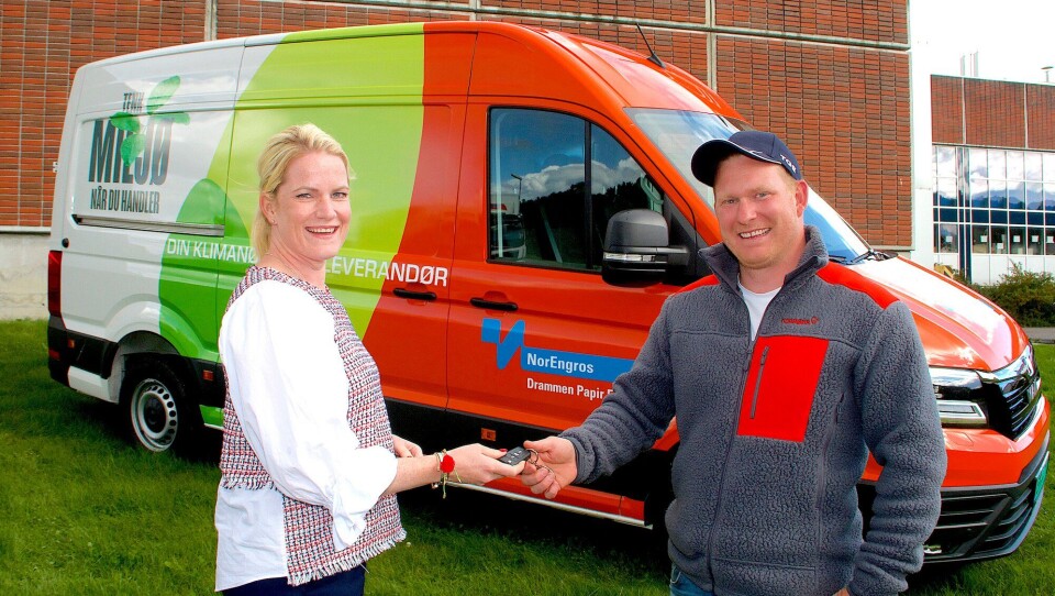 Den nye varebilen ble solgt av selger i MAN Truck & Bus, Tommy Kristiansen. Selger Daniel Raaen overrakte bilnøkkelen, på vegne av Tommy Kristiansen, til daglig leder Kristin Stangnes Claudi i Norengros Drammen.