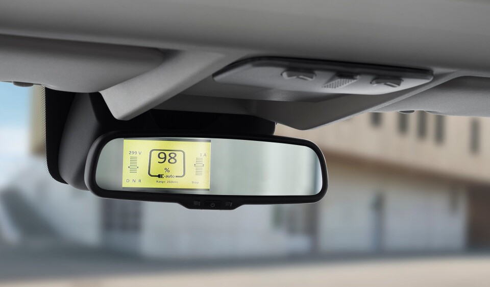 Typisk informasjon om elektrifiseringen av bilen vil komme i midtspeilet. Her vises blant annet batteritilstand, rekkevidde og girvalg.