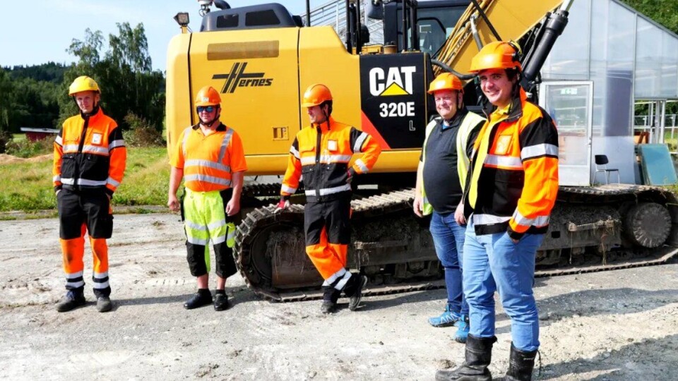 Hernes AS tok initiativ til samarbeidet, som er kortreist og gir ekstra miljøgevinst. Lærling Oskar Olsen (fra venstre), Jan Rune Stokke, bas Ole Magnus Bjørnås, anleggsleder Lars Inge Hoås og driftsleder Eivind Svarva i Hernes AS.