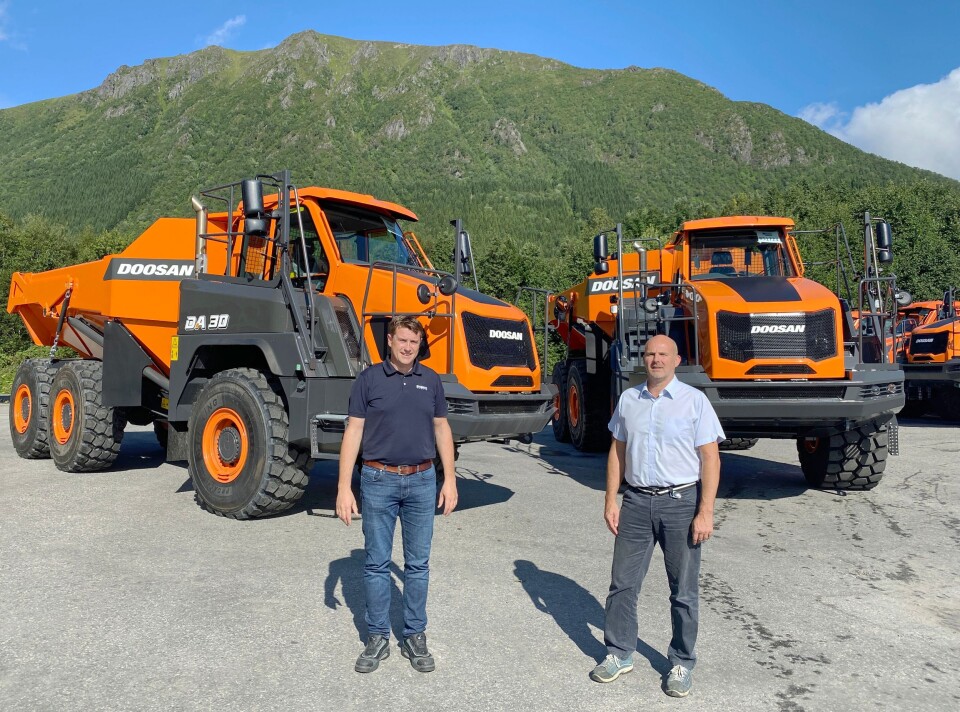 KORTE LINJER: God dialog og evne til å gjøre tilpasninger. Slik beskriver Tor Anders Høgaas (t.v.) fra Rosendal Maskin og Jan Roger Lindseth fra Doosan Infracore Norway samarbeidet.