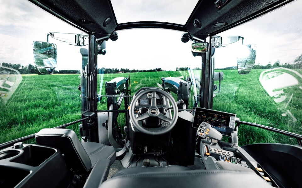 Utsikten fra førerplassen i Valtra G135.