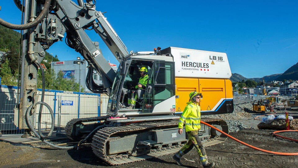 Maskinførerne Jo Ingve Haarstad og Ole Henrik Grytbakk ved Hercules Fundamenterings nye elektriske borerigg på Mindemyren.