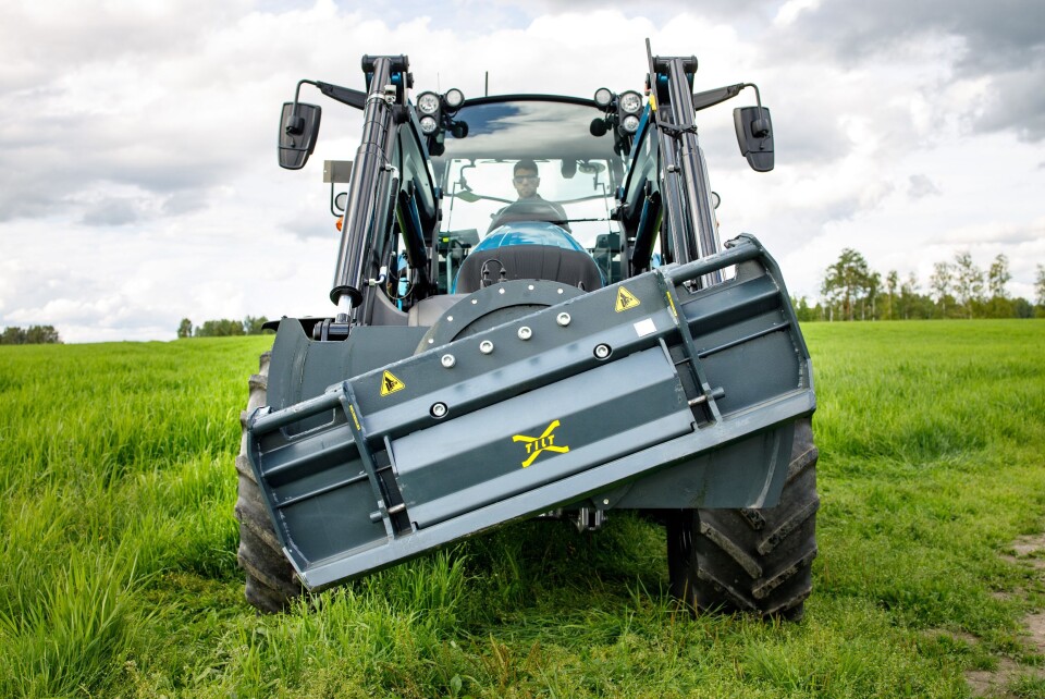 Denne tiltfunksjonen på frontlasteren kommer du til å elske. Det er sjelden rett der en traktor laster/losser, og det er ikke få paller og varer som er blitt ødelagt opp gjennom årene på grunn av dette. Dette blir en helt ny verden.
