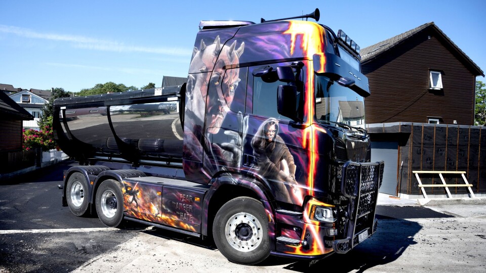 UNIK: «Dark Lord» har sitt helt unike uttrykk med Star Wars-tema over hele bilen. Lakkunstner Ivar Aasland brukte to uker på å dekorere den unike bilen.