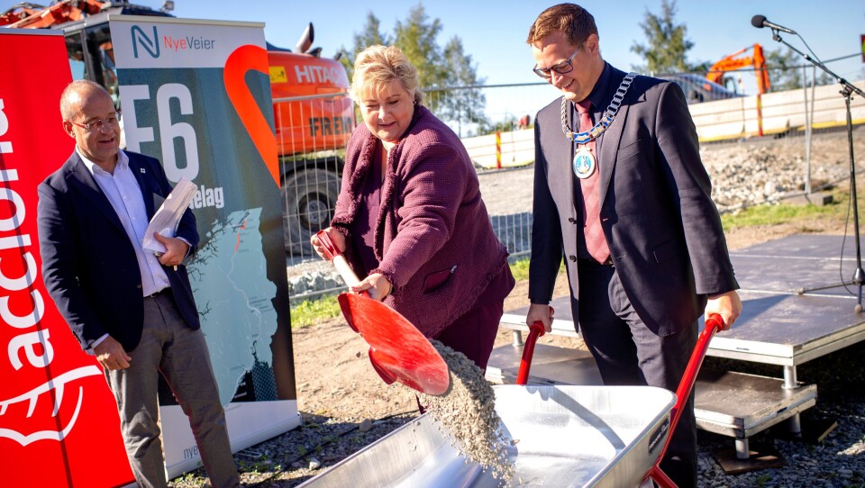 Statsminister Erna Solberg fikk ta det første spadetaket for ny E6 fra Ranheim til Værnes. Ordfører i Stjørdal kommune, Ivar Vigdenes, stilte opp som trillebårhjelper. Til venstre: Johan Arnt Vatnan, utbyggingsdirektør i Nye Veier.
