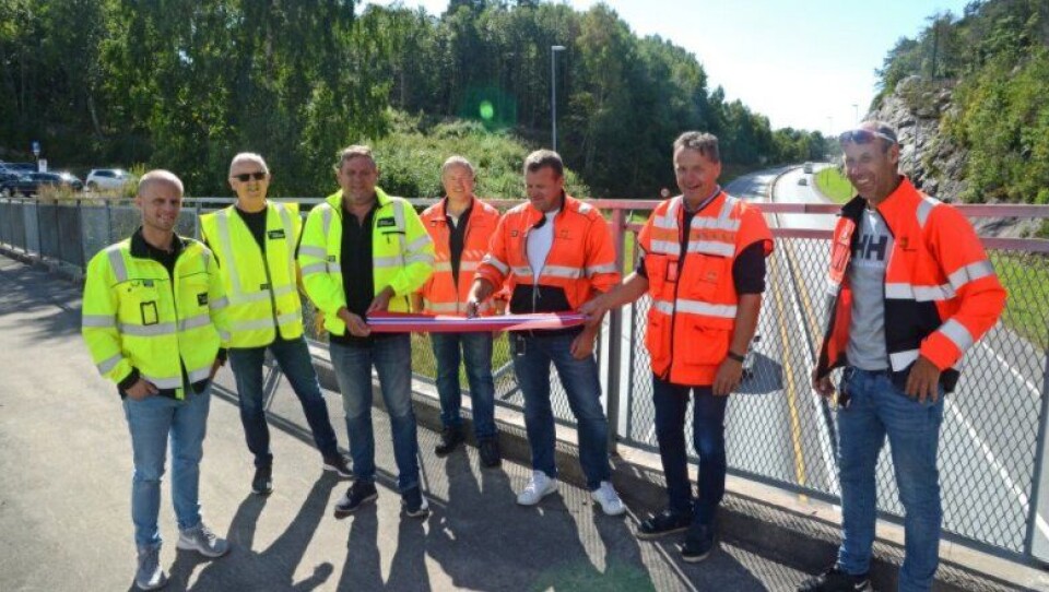 Ansatte fra Presis Vegdrift og Statens vegvesen markerte starten på den nye driftskontrakten med å klippe snora. Fra venstre: Jan Fredrik Kjosås, Vidar Haugli og Jan Stomnås fra Presis Vegdrift, Hans Åge Bjornes, Stig Olav Ramse, Ingmar Ulvenes og Sigurd Wiberg fra Statens vegvesen.
