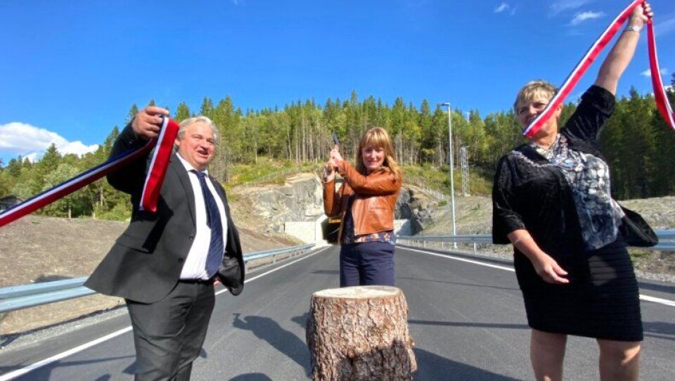 Utbyggingsdirektør Kjell Inge Davik i Statens vegvesen sammen med statssekretær Ingelin Noresjø (i midten) og Berit Hundåla, ordfører i Vefsn kommune hogg snora for å markere veiåpningen.