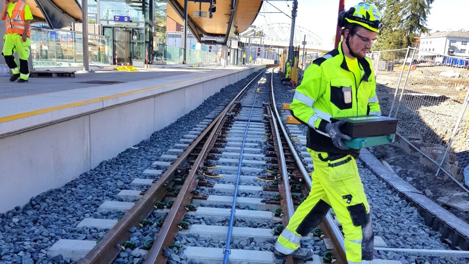 Cautus Geo instrumenterte stasjonsområdet på Ski i starten av august. Measurand SAAX automatiske setningsslanger på 40 og 60 meter overvåker setninger på jernbanespor.