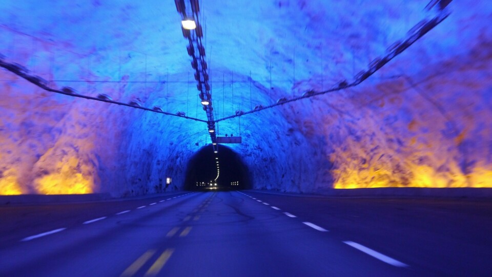 E16 Lærdalstunnelen har ett løp med ett kjørefelt i hver retning, og er designet med tre separate og opplyste haller som bilistene kjører gjennom med seks kilometers intervaller. E16 Lærdalstunnelen har ett løp med ett kjørefelt i hver retning, og er designet med tre separate og opplyste haller som bilistene kjører gjennom med seks kilometers intervaller.