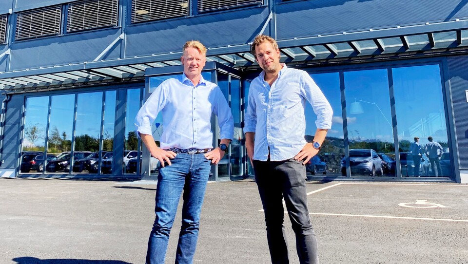 MASKIN-SJEF: Odd Sund (t.v.) er på plass som adm. direktør i Hesselberg Maskin AS. Her ønskes han velkommen av konsernsjef Andreas Corwin.