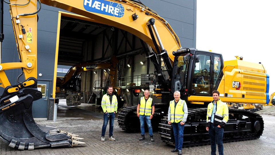Maskinene kommer på løpende bånd ut fra Pon Equipments vaskehall på Berger (Lillestrøm kommune i Viken fylke).Fra venstre: Dag Strøm (storkundeansvarlig service og deler i Pon Equipment) Egil Braaten (fagleder produksjon, Hæhre Entreprenør), Frank Ole Sørensen (daglig leder i Hæhre & Isachsen Maskinutleie) og Pål Brandvold (storkundeansvarlig i Pon Equipment).