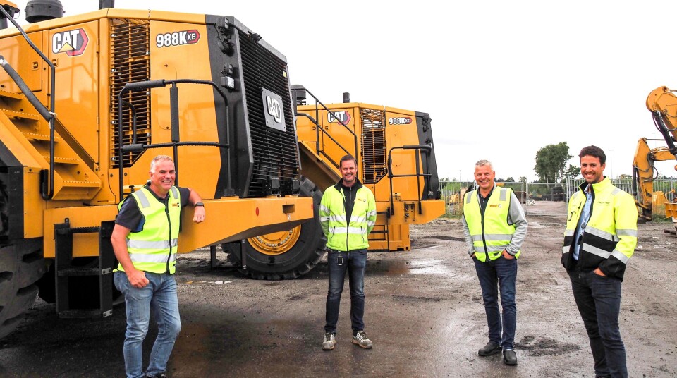 Fornøyde karer ved to av de nye XE-hjullasterne. Fra venstre: Egil Braaten (Hæhre Entreprenør), Dag Strøm (Pon Equipment), Frank Ole Sørensen (Hæhre & Isachsen Maskinutleie) og Pål Brandvold (Pon Equipment).