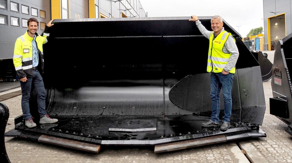 Pon sidetippskuffe er produsert på Pon Equipments sveiseverksted på Berger (Pon Euipments hovedkontor i Lillestrøm kommune, Viken). Pon sidetippskuffer er produsert for tunneldrift. Fra venstre: Pål Brandvold i Pon Equipment og Frank Ole Sørensen i Hæhre & Isachsen Maskinutleie.