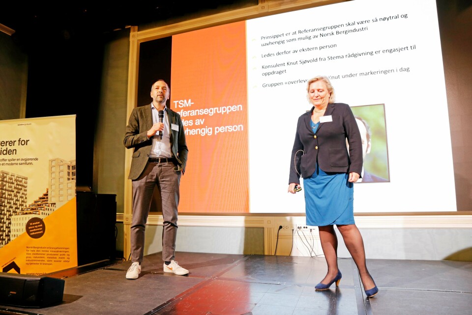 LEDEREN PRESENTERT: Knut Sjøvold (Stema) skal lede Referansegruppen TSM. Her presenteres han av generalsekretær i Norsk Bergindustri, Anita Hall.