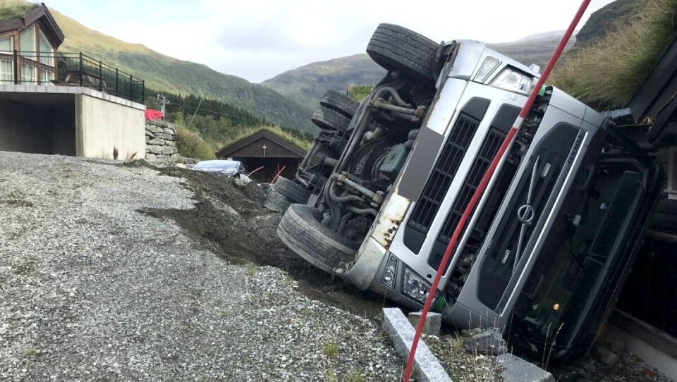 Torvtransporten veltet da hytteveien ga etter for vekten, på et hyttefelt i Voss torsdag 10. september. Torvtransporten veltet da hytteveien ga etter for vekten, på et hyttefelt i Voss torsdag 10. september.