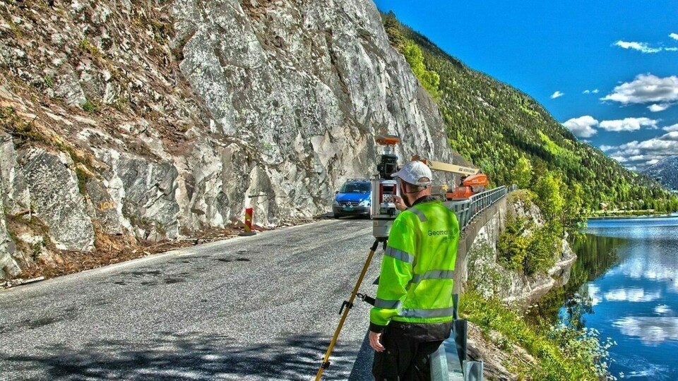 Geomatikk Survey ute på oppdrag med laserskanning av terreng.