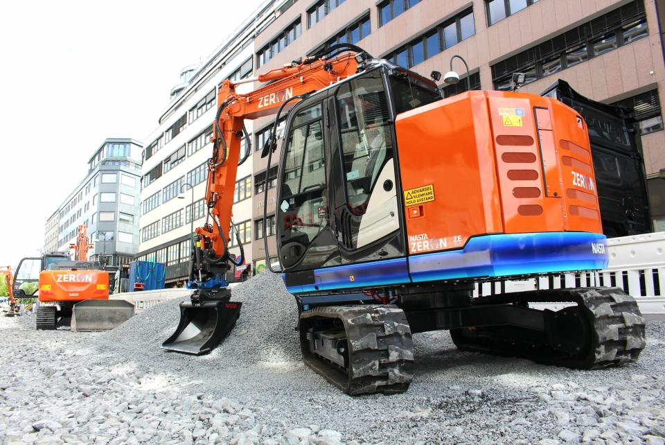 Ekspert Maskinutleie AS har bestilt to Zeron ZE85 (nærmest) og to Zeron ZE160 (bak). Bildet er fra det utslippsfrie anleggsprosjektet Oslo kommune gjennomfører i Olav Vs gate.