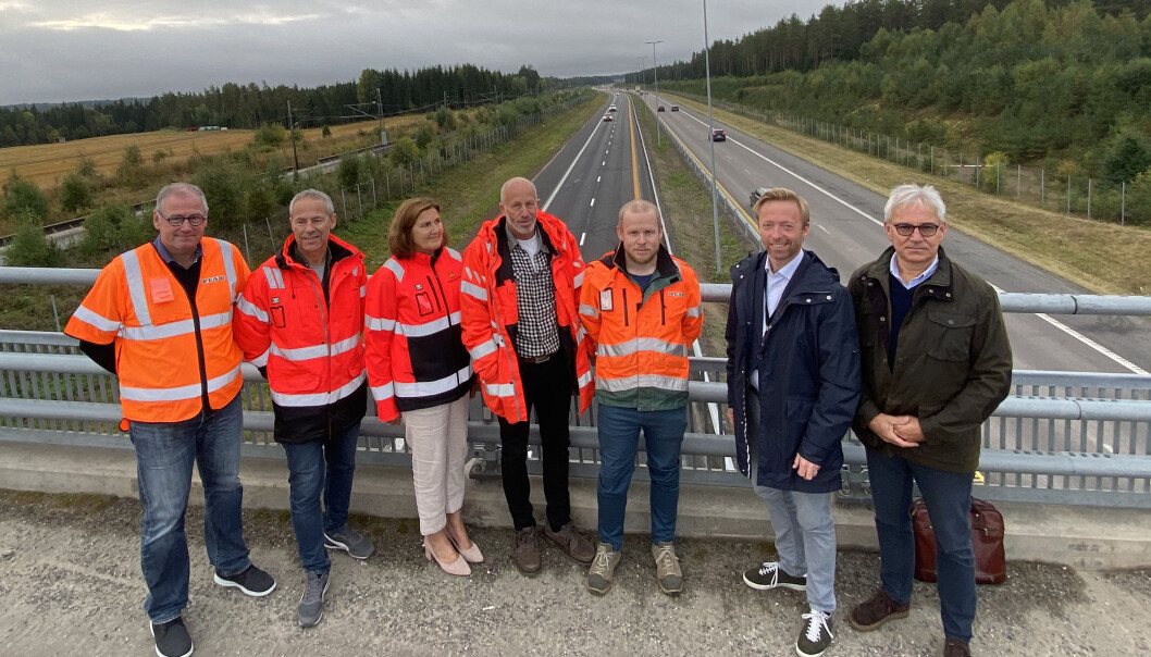33.000 tonn med betong er fjernet og byttet ut med asfalt på E6 nord for Jessheim i Viken. Fra venstre: Regiondirektør John Landdin i Peab, prosjektleder Åge Brudseth, vegdirektør Ingrid Dahl Hovland, byggeleder Jens Ivar Fjellhaug, prosjektleder i Peab Torfinn Dahl, statssekretær John-Ragnar Aarset og leder i transportselskapet Nortransport, Per Jørgen Melnes. 33.000 tonn med betong er fjernet og byttet ut med asfalt på E6 nord for Jessheim i Viken. Fra venstre: Regiondirektør John Landdin i Peab, prosjektleder Åge Brudseth, vegdirektør Ingrid Dahl Hovland, byggeleder Jens Ivar Fjellhaug, prosjektleder i Peab Torfinn Dahl, statssekretær John-Ragnar Aarset og leder i transportselskapet Nortransport, Per Jørgen Melnes.