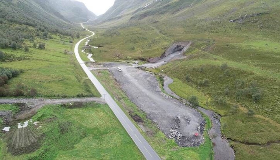 På bildet sees tunnelpåhugget og riggområdet på Indreeide.