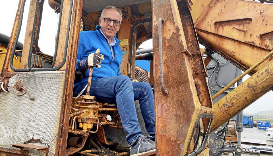 PÅ PLASS: En lidenskapelig Olav Stangeland på plass i hytta på Brøyt X4T-maskinen.
