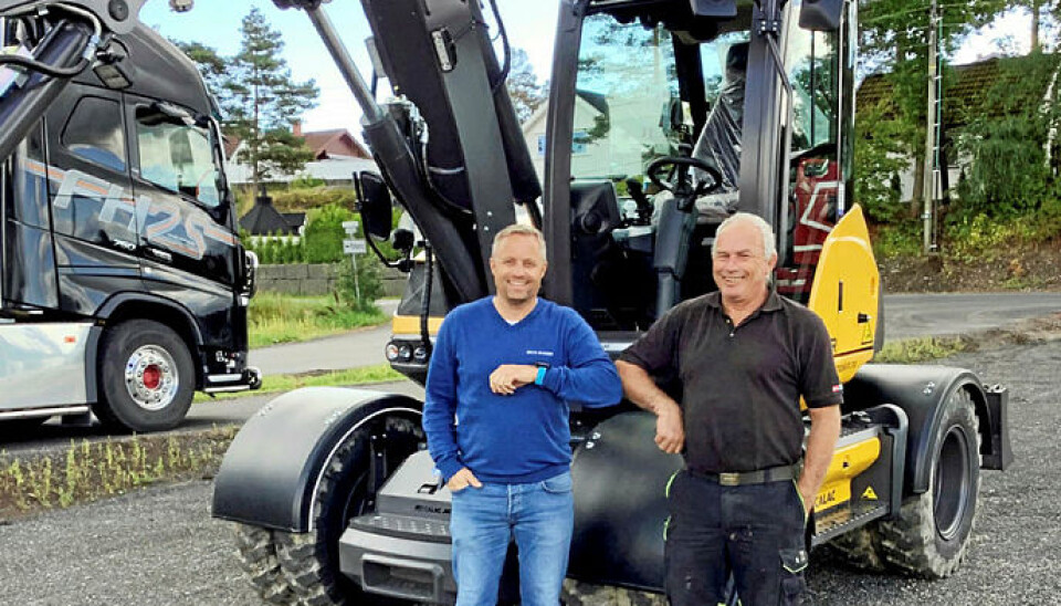 FØRSTE MASKIN: Espen Wold (t.v.) solgte den første Mecalac-maskinen etter at Beck Maskin tok over agenturet. Denne ble levert til Rolf Tenvik i AT Maskin Anders Tenvik.