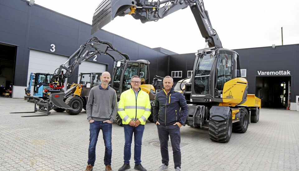 KLARE: Beck Maskin-trioen. Fra venstre: Christian Beck (daglig leder), Jan Otto Finne (produktsjef Mecalac) og Espen Wold (selger) er klare for å vise Mecalac og andre maskiner på demo