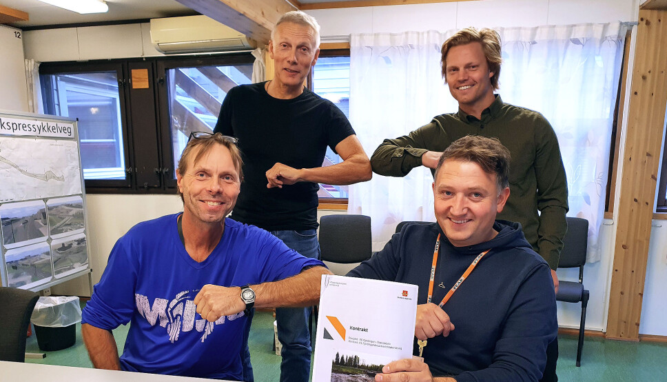 Signerte kontrakt: Foran fra venstre Harald Inge Johnsen (prosjektleder Statens vegvesen) og Gøran Fossmo (distriktssjef Peab Anlegg). Bak fra venstre Per Randen (byggeleder Statens vegvesen) og Petter Hauge Johansen (assisterende prosjektleder Peab Anlegg).