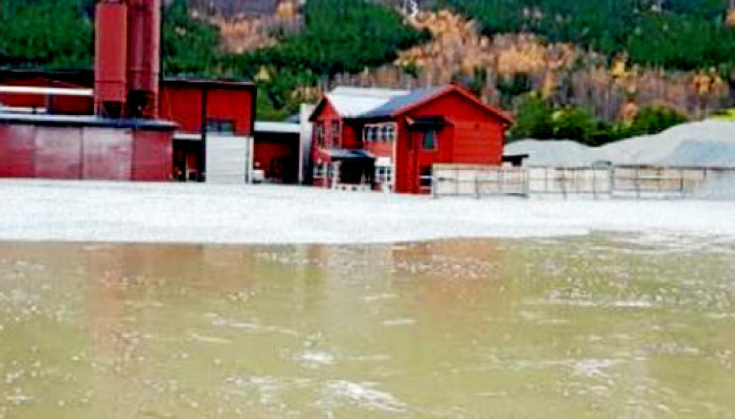 Flommen tok med seg tusenvis av kubikkmeter med glasopor-granulat som var lagret ute hos Glasopor AS i Skjåk.