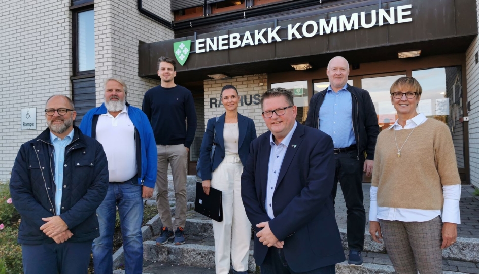 Enige om tomtekjøp. Fra Venstre: Peder Nærbø (styreformann i Bulk Infrastructure), Lasse Jørgensen (Mr Pukk AS), Daniel Walter (Mr Pukk AS), Nina Bull (Bulk Infrastructure), Hans Kristian Solberg (ordfører i Enebakk), Torbjørn Moe (Bulk Infrastructure) og Kjersti Øiseth (rådmann i Enebakk kommune).