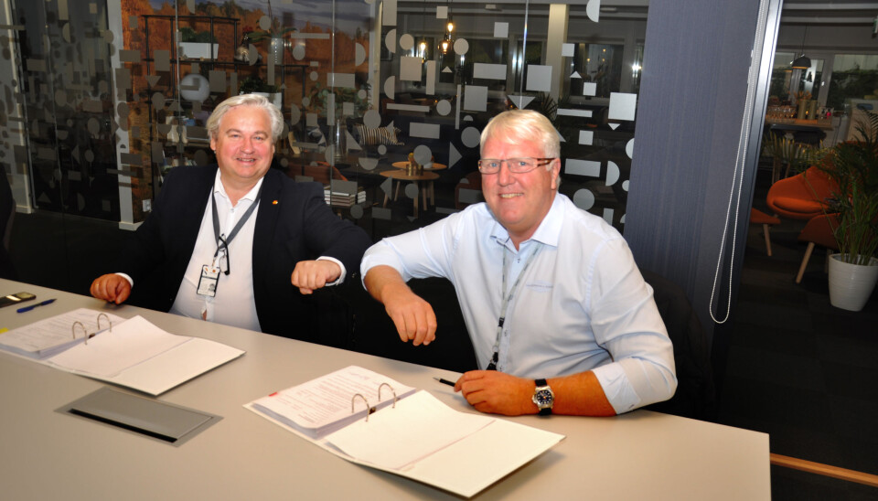 Utbyggingsdirektør i Statens vegvesen Kjell Inge Davik (t.v.) signerer den første entreprisekontrakten på E18 Vestkorridoren med daglig leder Frank Duvholt i firmaet Marthinsen og Duvholt.