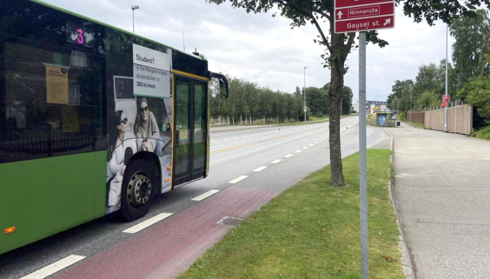 Her ved Gausel stasjon blir det midtstilt bussvei i november 2022.