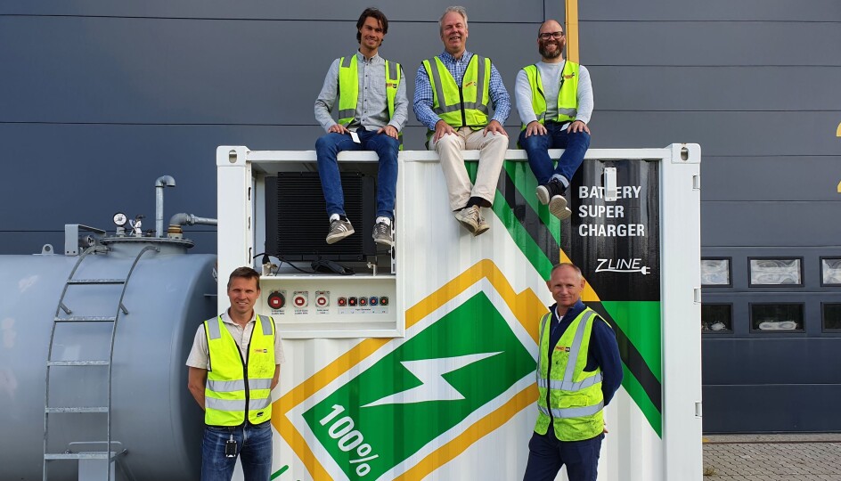 EST Floattech-teamet. Foran: Daglig leder Jannik Stanger (t.v.) og salgssjef Trond-Egil Hagnæss. Bak: Eivind Klokkhaug (t.v.), Trond Skaufel (midten) og Lars Bjerkelund. EST Floattech har levert batteriløsningen til den nye Z-linen til Pon Equipment, Cat323F Z-line.