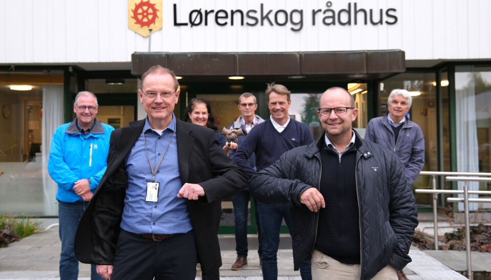Kontraktsignering torsdag 24. september 2020. Fra venstre John Landin (avdelingssjef Peab Anlegg), Knut Edvard Helland (kommunaldirektør Lørenskog kommune), Solveig Renestøl (prosjektsjef Lørenskog kommune), Mathias Werner Vilbrandt (prosjektleder Lørenskog kommune), Morten Sjøli (distriktssjef Peab Anlegg), Johan Hansson (adm dir Peab Anlegg) og Bjørn Strande (prosjektleder Lørenskog kommune).