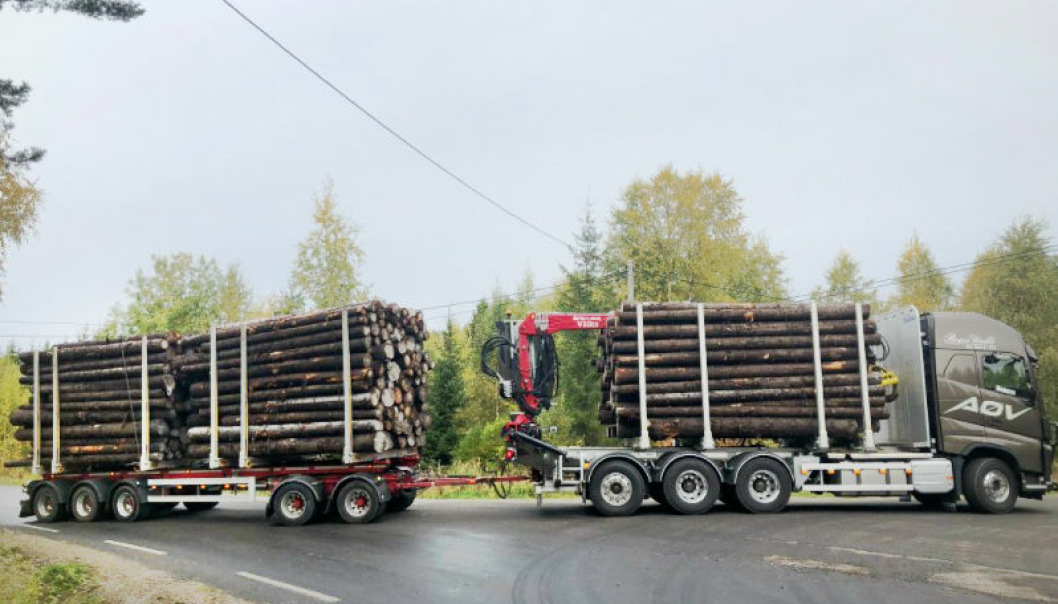I Innlandet testes det om tømmervogntog med ni akslinger og totalvekt på 74 tonn vil forårsake større slitasje på veiene enn tømmerbilene som brukes i dag