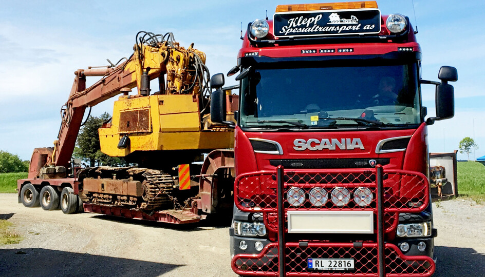 FLYTTING: Fra transporten da maskinen ble flyttet i 2019. Klepp Spesialtransport ordnet dette.