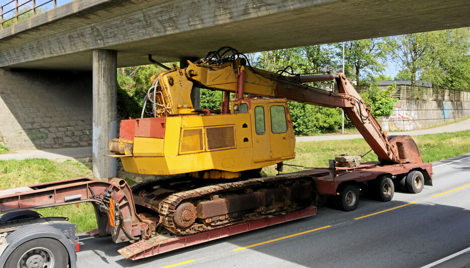 NÆRE PÅ: Brøyt X4T-maskinen til Reid Skjærpe under transport i fjor da den skulle flyttes. Passering under Sørlandsbanen på Nærbø med ganske lite klaring.