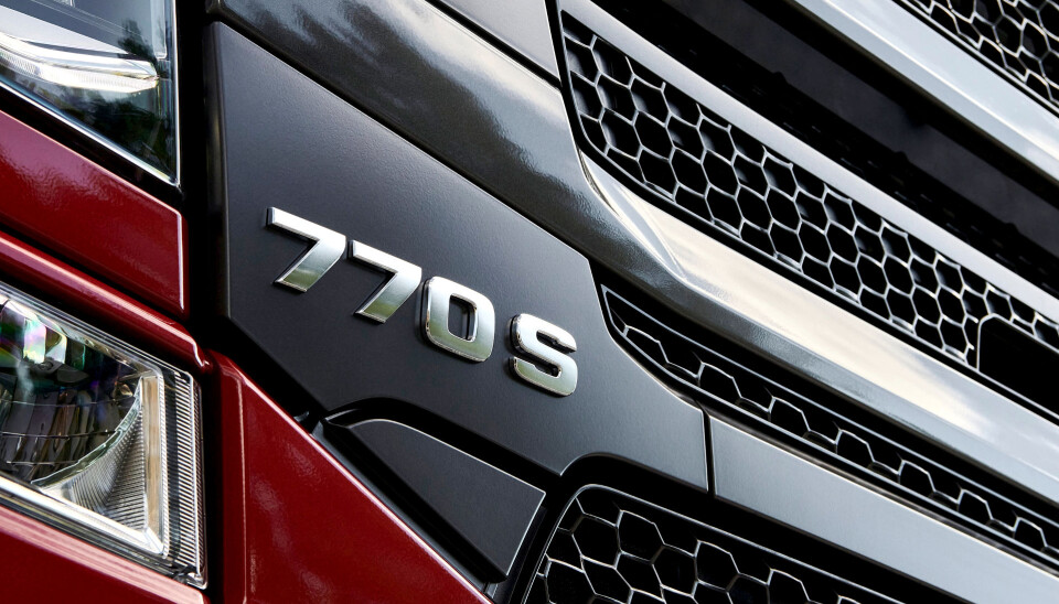 Det var versert bilder av Scania med 770 i grillen på sosiale medier i lang tid. Dette bildet er imidlertid sent ut av Scania selv, sammen med en pressemelding om at de nå tilbyr en ny og forbedret V8-serie med 770 hk som største motor.