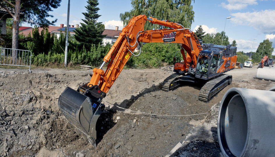 FØRSTE: Dette er de første skuffene som fylles med en Hitachi ZX490-7 i Europa. Dobloug Entreprenør ble første kunde med en slik maskin i Europa.