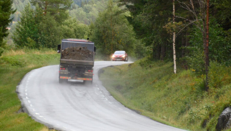 Dagens E39 Leirvika-Renndalen er smal, har flere krappe svinger og enkelte partier med svært dårlig sikt. Den nye vegen skal bygges med en bredde på 9 meter og får en langt bedre standard med bedre framkommelighet og økt trafikksikkerhet for både privat- og næringstrafikken.