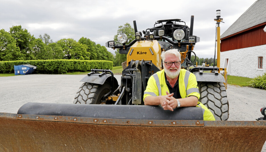 KÅRE: Maskinen til Kåre Johnsen heter nettopp det, «Kåre». Høvelveteranen er nå i sin 8. Caterpillar-veihøvel, og er «still going strong».