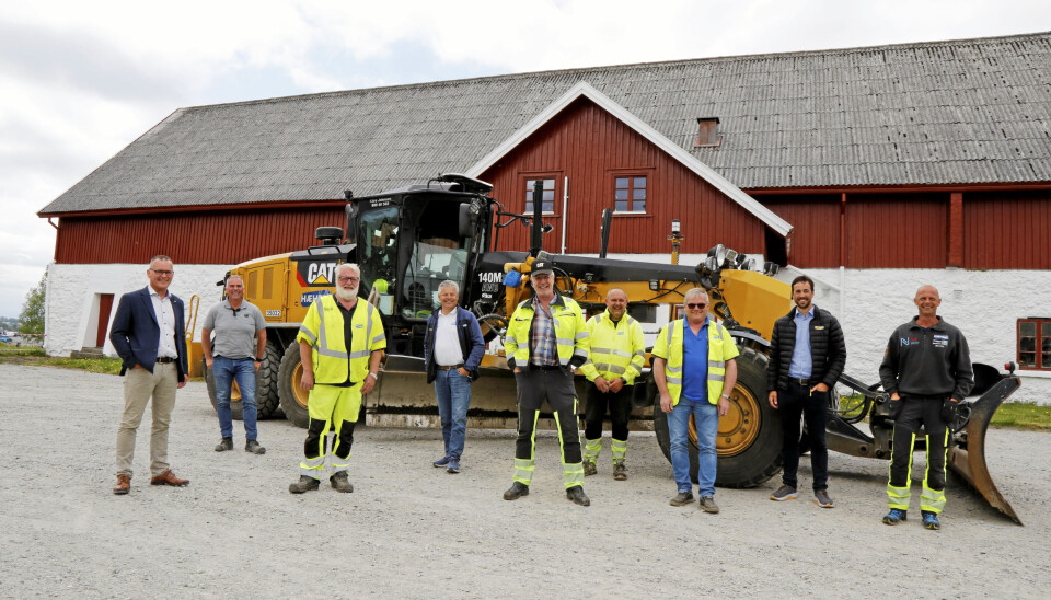 HYGGELIG MARKERING: Hæhre og Pon holdt en hyggelig markering for Kåre Johnsen (i heldekkende signalgult) på Hamar i sommer. Fra venstre: Erik Sollerud (Pon Equipment), Egil Braathen og Kåre Johnsen (begge Hæhre), Frank Ole Sørensen (Hæhre & Isachsen Maskinutleie), Arne Vågslid, Per Jørgensveen og Erling Ekeren (alle tre i Hæhre), Pål Brandvold (Pon) og Tor Bjørnsen (Hæhre).