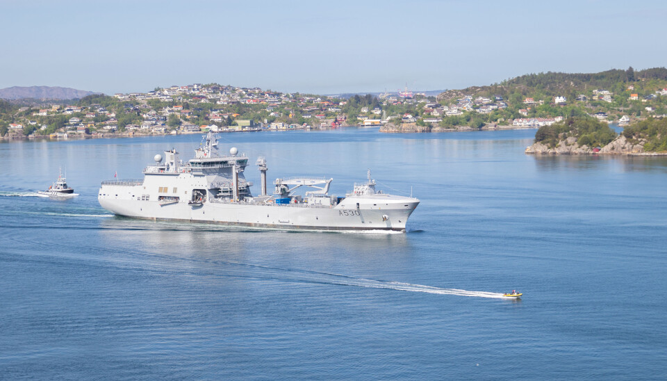 KNM Maud på vei fra Haakonsvern.