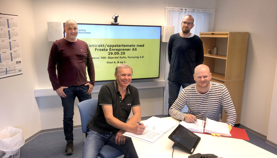 Frosta Entreprenør AS og Trøndelag fylkeskommune inngår kontrakt om utbedring av fv. 705. Foran fra venstre: Sverre Skogly (daglig leder Frosta Entreprenør AS) og Bjørn Erik Andersson (teamleder Trøndelag fylkeskommune). Bak fra venstre: John Rudolf Moksnes (prosjektleder Frosta Entreprenør) og Eirik Norum (byggeleder Trøndelag fylkeskommune).
