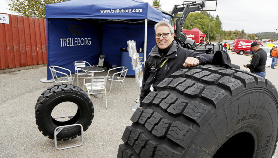 TRELLEBORG: Petter Teigen i Trelleborg Wheel Systems Nordic hadde med seg en nyhet, dette helårsdekket for hjullastere og veihøvler.
